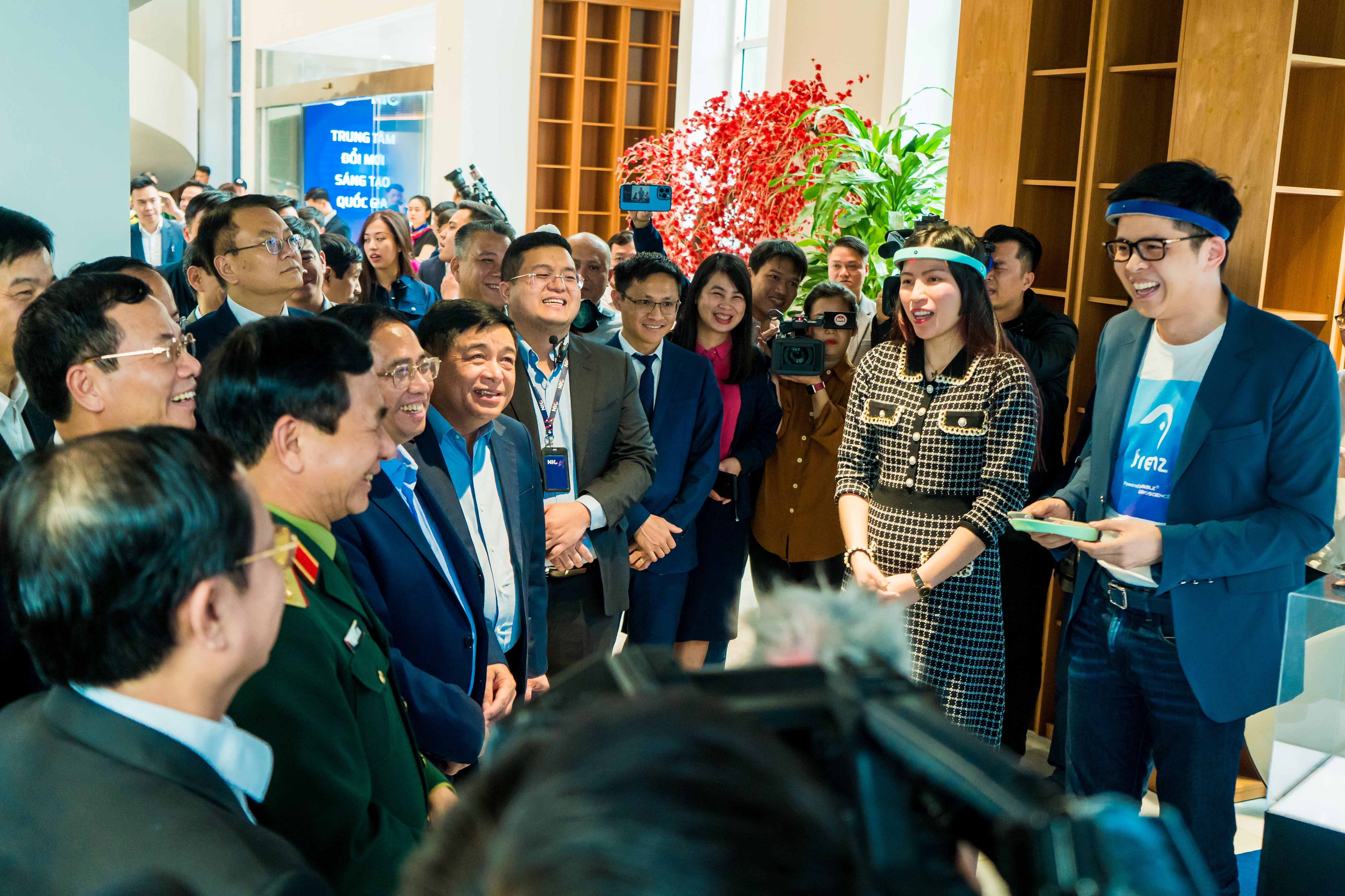 Prime Minister of Vietnam Experienced FRENZ Brainband by Earable Neuroscience during his visit to the National Innovation Center