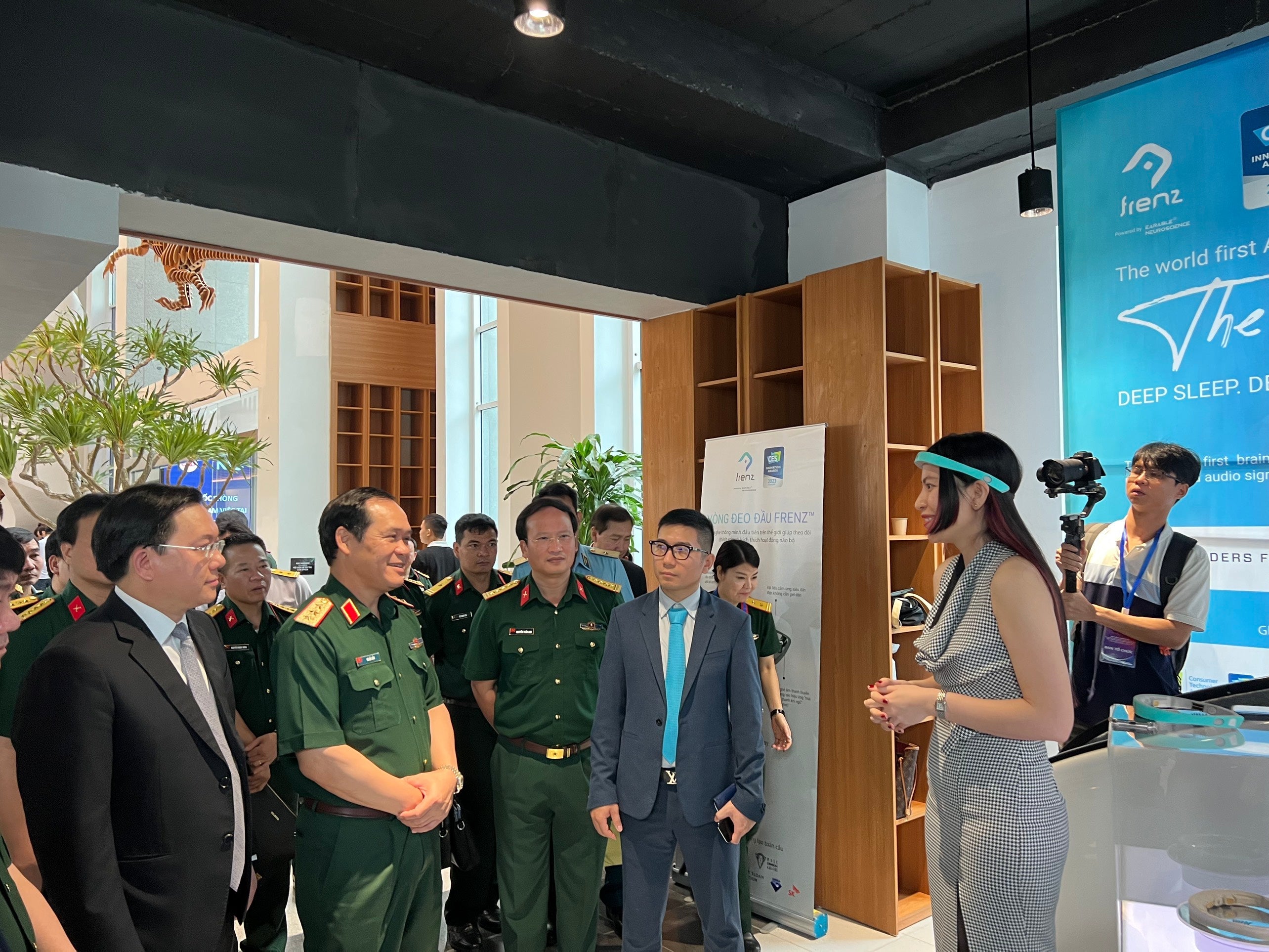 The Department of Defense is introduced to Earable® Neuroscience's FRENZ® Brainband product during a visit to the National Innovation Center (NIC)